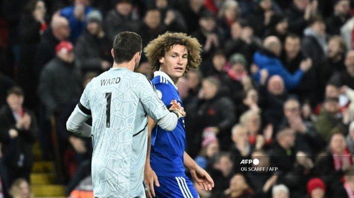 Kiper Leicester City Welsh Danny Ward (kiri) berbicara kepada bek Leicester City Belgia Wout Faes mengikutinya selama pertandingan sepak bola Liga Utama Inggris antara Liverpool dan Leicester City di Anfield di Liverpool, barat laut Inggris pada 30 Desember 2022. Hasil babak pertama Liverpool vs Leicester City pada laga pekan ke-18 Liga Inggris.
