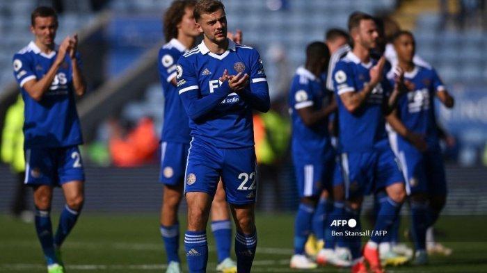 LEICESTER CITY VS BLACKBURN ROVER - (Arsip 2023) Gelandang Leicester City asal Inggris Kiernan Dewsbury-Hall (tengah) dan rekan satu timnya memberikan tepuk tangan kepada para pendukung