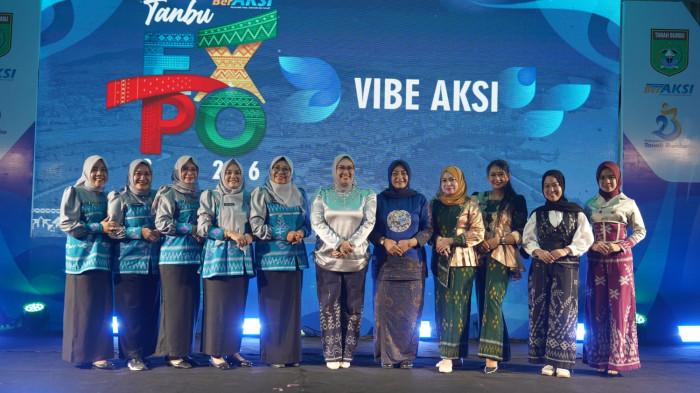 Dekranasda Kabupaten Tanah Bumbu menyelenggarakan Koleksi Fashion Show Dekranasda 01