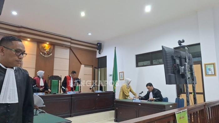 SIDANG -- Terdakwa Hellyana, saat berada di ruang sidang Tirta Pengadilan Negeri Kelas IA Pangkalpinang setelah menjalani sidang dengan agenda tuntutan dari JPU, Senin (6/4/2026).