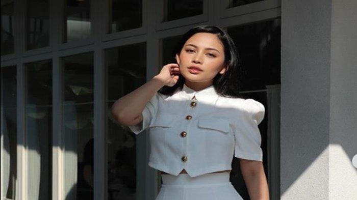 Baru-baru ini, Rachel Vennya diduga membongkar isi percakapannya dengan suami Azizah, pesepakbola Pratama Arhan bahas isu perselingkuhan Azizah