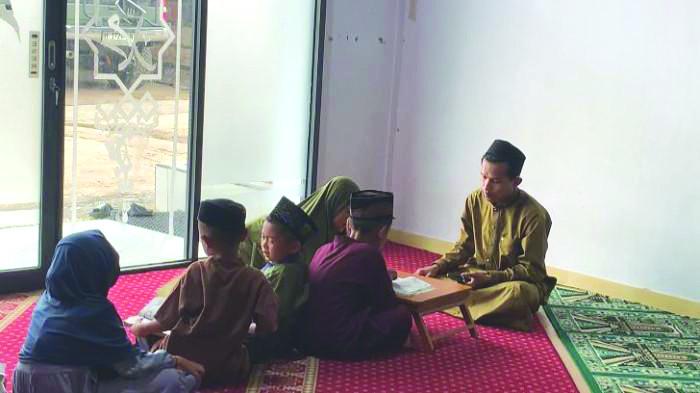 anak-anak mengaji di musala eks lokalisasi pucuk 06042026