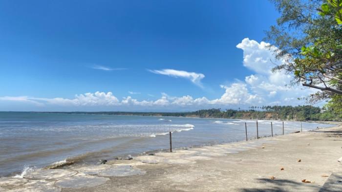 WISATA PANTAI PASAR BAWAH - Suasana Pantai Pasar Bawah Bengkulu Selatan, Rabu (18/3/2026). Jelang Idul Fitri tarif masuk Rp 10 ribu perorang.