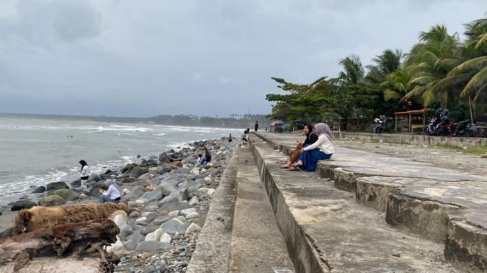 PESONA PANTAI PASAR BAWAH - Suasana Pantai Pasar Bawah di Bengkulu Selatan, Selasa (29/7/2025). Ketika sore hari jadi spot memancing dan menjala ikan.