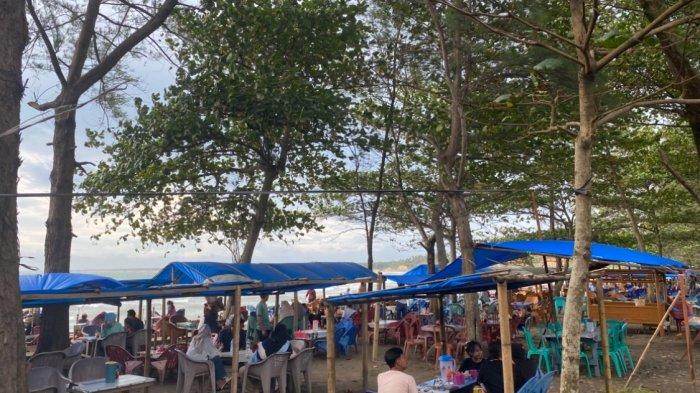 PENGUNJUNG - Suasana Pantai Pasar Bawah Bengkulu Selatan saat lebaran ketiga, Rabu (2/4/2025). Salah satu pengunjung Efri harap tiket masuk bisa dihitung perkendaraan.