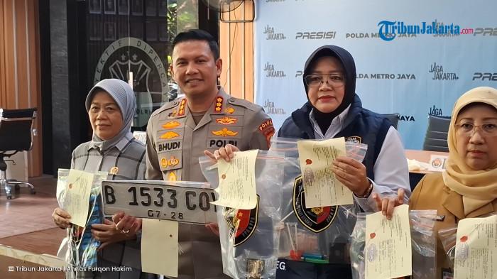 KEKERASAN SEKSUAL - Polisi menunjukkan barang bukti kasus dugaan kekerasan seksual yang dilakukan sopir taksi online terhadap penumpang wanita saat konferensi pers di Polda Metro Jaya, Jakarta Selatan, Senin (6/4/2026).