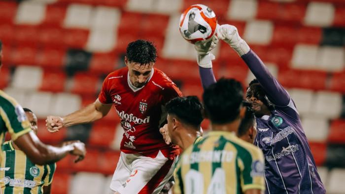 BERDUEL - Aksi bek Bali United, Joao Ferrari saat berduel udara pada pertandingan melawan PSBS Biak pada pekan ke-26 Super League, di Stadion Kapten I Wayan Dipta, Senin (6/4/2026) malam WIB.