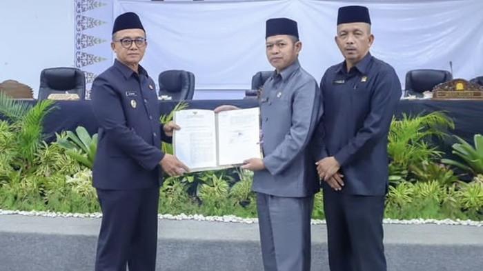 PENGESAHAN PERDA — Momen pengesahan Perda terkait perubahan kedua atas Peraturan Daerah Nomor 9 Tahun 2016 tentang Pembentukan dan Susunan Perangkat Daerah, Senin (6/4/2026) di Ruang Paripurna DPRD Bangka.