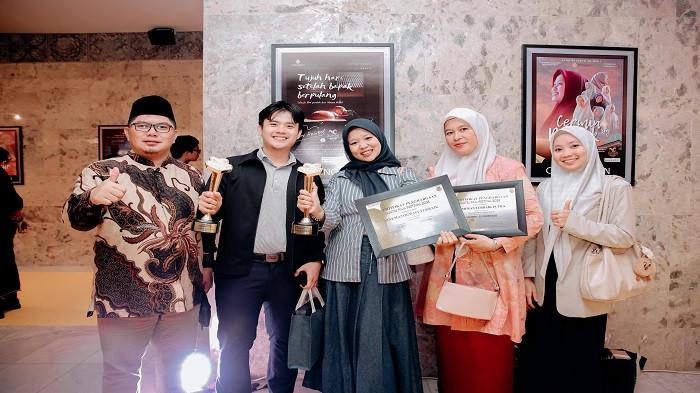 SANTRI FILM FESTIVAL -- Alwan Nabil Ramadhan saat peanugrahan sinematografi terbaik dan pemeran putra terbaik dalam penghargaan dalam ajang Santri Film Festival (SANFFEST) 2025 yang digelar Kementerian Agama. 