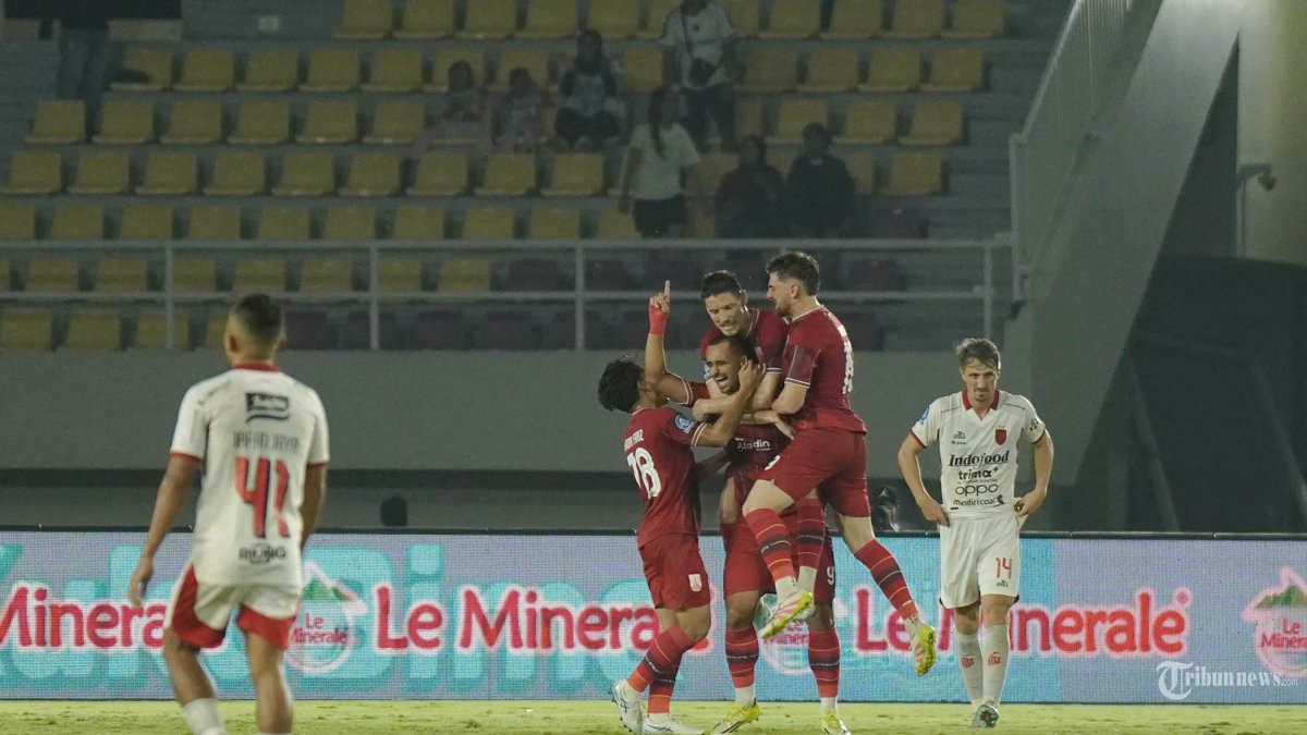 SELEBRASI - Pesepak bola Persis Solo, Bruno Gomes merayakan gol dengan rekannya saat melawan Bali United dalam pertandingan Super League di Stadion Manahan, Solo, Kamis (12/3/2026) malam. Persis Solo menang dengan skor 3-0 atas Bali United. Tribun Solo/Muhammad Nursina