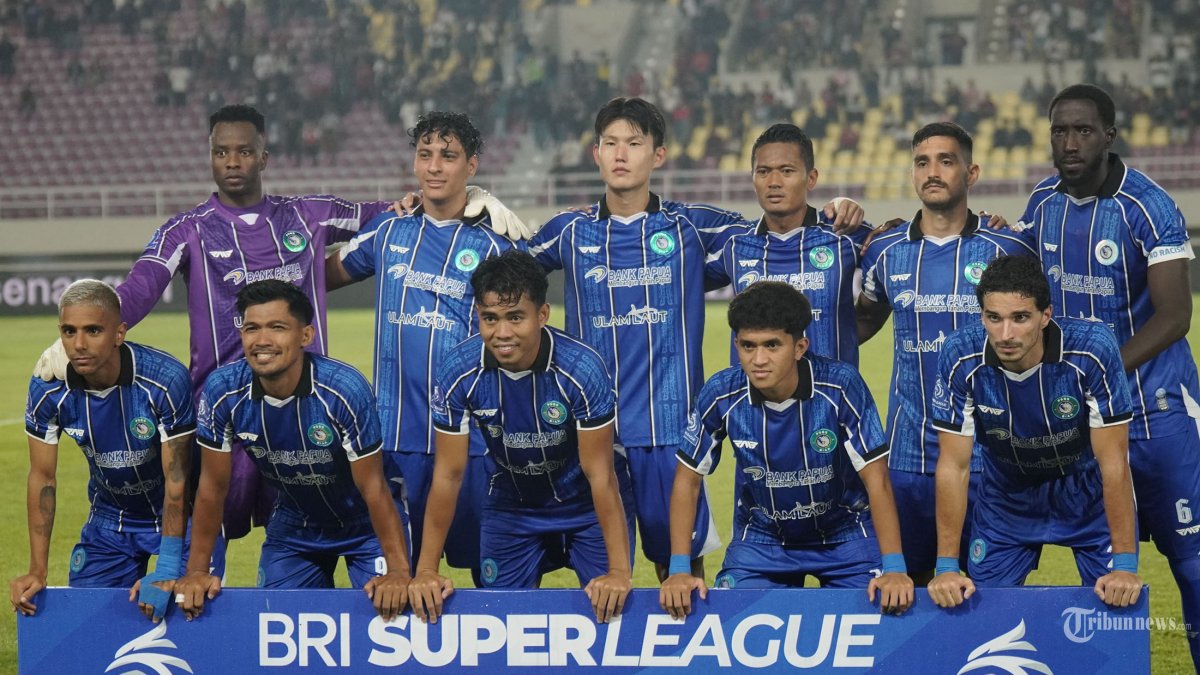 SUPER LEAGUE - Pesepak bola PSBS Biak berfoto bersama sebelum melawan Persis Solo dalam pertandingan Super League di Stadion Manahan, Solo, Sabtu (21/2/2026). PSBS Biak berhasil menahan imbang Persis Solo dengan skor 1-1. Tribun Solo/Muhammad Nursina