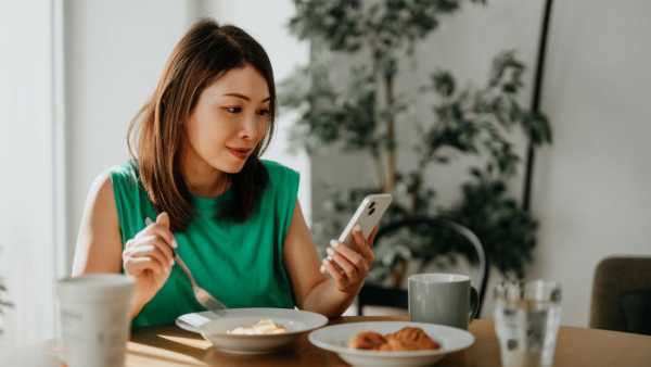 Do you use your phone while eating? This is how it is spoiling the intestines