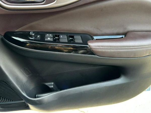 Di setiap door stim Suzuki Fronx dilengkapi dengan bottle holder dan door pocket 