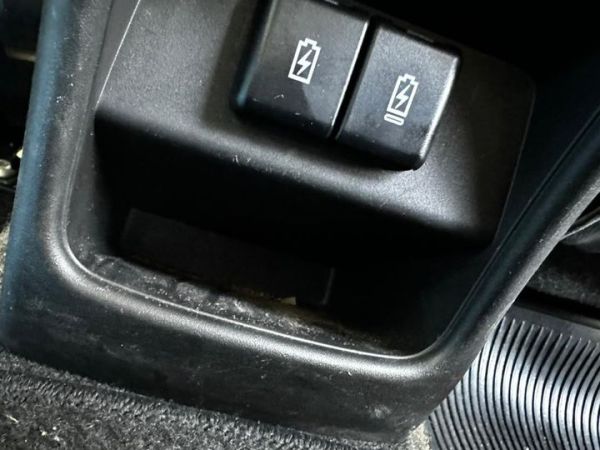 Untuk penumpang baris kedua Suzuki Fronx disediakan phone holder yang dilengkapi USB dan USB Type C