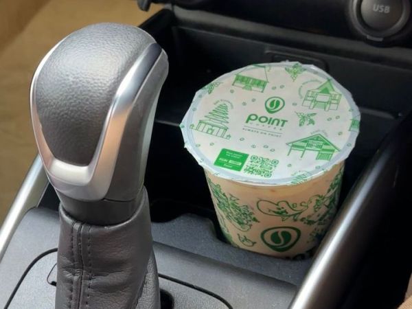 Cup holder pada Suzuki Fronx bisa muat kopi dengan cup size large