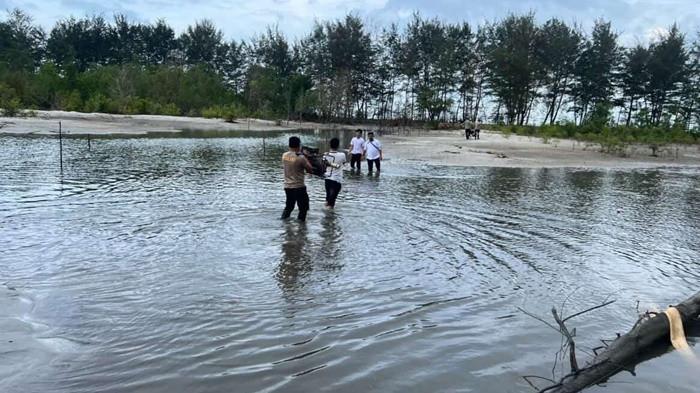BEKAS PENAMBANGAN - Kondisi salah satu titik di kawasan muara Pantai Nyiur Melambai (Pantai Lalang), Manggar, yang sempat ditertibkan oleh jajaran Polsek Manggar minggu lalu. Saat diwawancarai Senin (6/4/2026), Kepala Desa Lalang, Muhammad mengatakan aktivitas penambangan timah inkonvensional (TI) ilegal di lokasi ini telah menyebabkan kerusakan vegetasi pantai seperti mangrove dan pohon cemara.