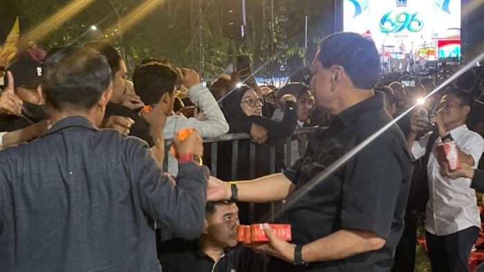 20260406 Nurdin Halid bagi kue konser