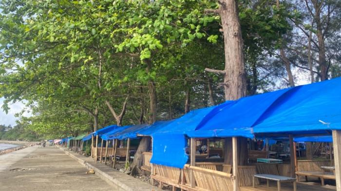 PANTAI PASAR BAWAH - Suasana Pantai Pasar Bawah Bengkulu Selatan, Senin (6/4/2026). Pengunjung wisatawan berkurang karena kurangnya tempat berteduh keluarga untuk beristirahat.