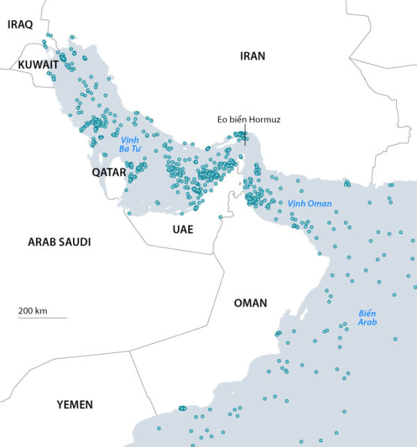 Vị trí các tàu ở khu vực quanh eo biển Hormuz ngày 4/4. Đồ họa: WSJ