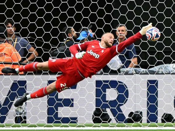 Kiper Juventus, Michele Di Gregorio, kembali tampil setelah lama absen dan menggagalkan tendangan penalti saat bertemu Genoa di Liga Italia (6/4/2026).
