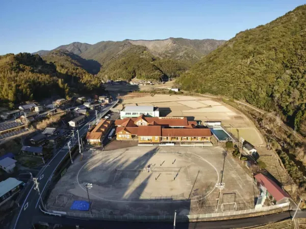 Ngôi trường tên dài nhất Nhật Bản đóng cửa vì chỉ còn 9 học sinh - Ảnh 1.