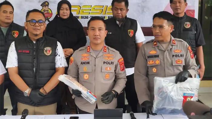 BARANG BUKTI PENGEROYOKAN - Polisi dari Satreskrim Polres Purwakarta memperlihatkan sejumlah barang bukti kasus penganiayaan yang menewaskan Dadang (58), di antaranya potongan bambu, pakaian korban dan pelaku, serta botol sisa minuman keras saat rilis di Mapolres Purwakarta, Senin (6/4/2026).