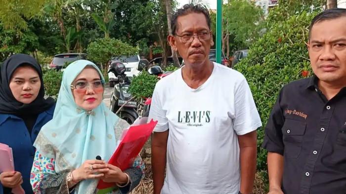 GURU MENIPU - Agus Purnomo (50), seorang buruh angkut yang turut menjadi korban oknum guru SMKN 1 Palembang, harus merelakan emasnya sebanyak 40 suku yang ditabungnya sedikit demi sedikit sejak menikah tahun 2001 silam ludes usai dibawa kabur FY.