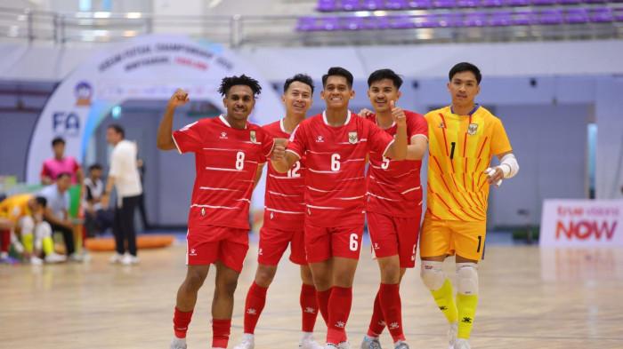 RAIH KEMENANGAN - Para pemain Timnas Futsal Indonesia melakukan selebrasi usai sukses mencetak gol ke gawang Brunei Darussalam dalam laga pertama grup B Piala AFF 2026 di Nonthaburi Hall, Bangkok, Senin (6/4/2026).