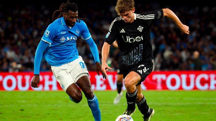 MENGGIRING BOLA - Pemain Como, Nico Paz menggiring bola saat laga melawan Napoli di Liga Italia 2024/2025, diunduh pada Minggu (23/2/2025). (Laman resmi Como)