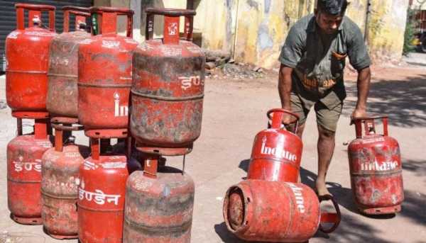 त्यामुळेच भारात एलपीजी गॅसचाही तुटवडा निर्माण झाल आहे. एलपीजी गॅसची किंमत वाढली आहे. सोबतच घरगुती गॅस बुकिंग करुनही तो वेळेवर मिळत नाहीये. या सर्व  घडामोडी घडत असतानाच एलपीजी नेमका काय आहे? तो कसा बनवला जातो असेही प्रश्न अनेकांना पडले आहेत. 