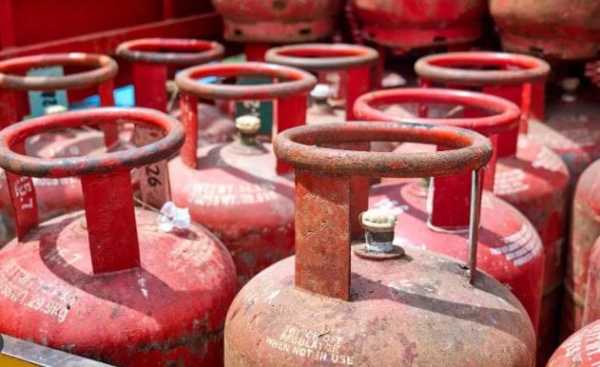 दरम्यान हा एलपीजी गॅस असूनही त्याला लिक्वीड का म्हणतात हे जाणून घेऊ या. एलपीजी गॅस प्रोपेन आणि ब्युटेन या दोन गॅसपासून तयार केला जातो. एलपीजी सामान्य तपमानात वायूरुपात असतो. परंतु गॅसच्या सिलिंडरमध्ये भरण्यासाठी त्यावर वेगवेगळ्या प्रक्रिया केल्या जातात..