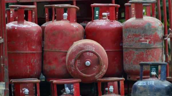 एलपीजी गॅसला द्रवरुप मिळाल्याने तो छोट्या सिलिंडरमध्ये जास्त प्रमाणात साठवला जाऊ शकतो. हा गॅस जोपर्यंत सिलिंडरमध्ये असतो तोपर्यंत तो द्रवरुपात असतो. परंतु नळीच्या माध्यमातून बाहेर आल्यावर तो परत गॅसरुपात बाहेर येतो. म्हणूनच एलपीजी हा गॅस असला तरी लिक्विफाईड पेट्रोलियम गॅस असे म्हणतात.   