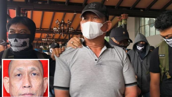 Tersangka Erwin Iskandar atau Ko Erwin yang berstatus DPO, ditangkap Bareskrim Polri di Tanjungbalai, Sumatra Utara, Kamis (26/2/2026). Erwin saat tiba di Bandara Soekarno-Hatta, Kota Tangerang, dan dibawa ke Bareskrim Polri.