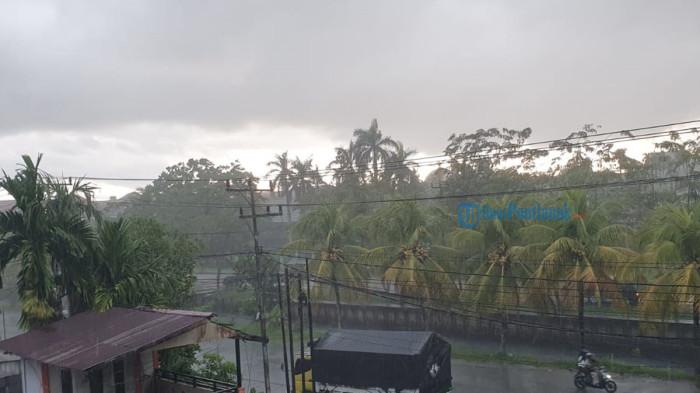 CUACA KALBAR BESOK - Suasana hujan guyur Jalan Sungai Raya Dalam, Kabupaten Kubu Raya, Senin 6 April 2026. Berikut prakiraan cuaca Kalbar besok 8 April 2026 di 14 Daerah.