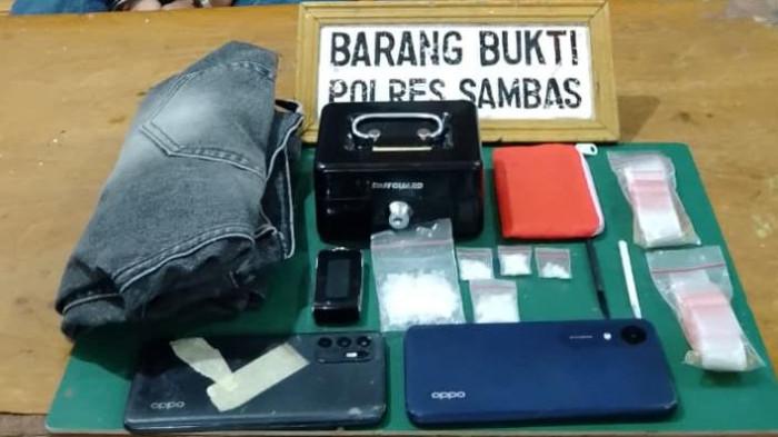 NARKOBA SAMBAS - Sejumlah barang bukti diamankan Polres Sambas usai mengungkap dua orang laki-laki berinisial RS alias A (28) dan FR alias F (30) yang melakukan dugaan tindak pidana narkotika jenis sabu, Senin 6 April 2026 sekira pukul 00.10 WIB. Berikut kronologi penangkapannya.