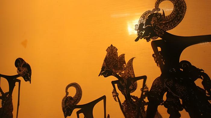 WAYANG KULIT- Pertunjukan kesenian wayang kulit dalam tradisi masyarakat Jawa.