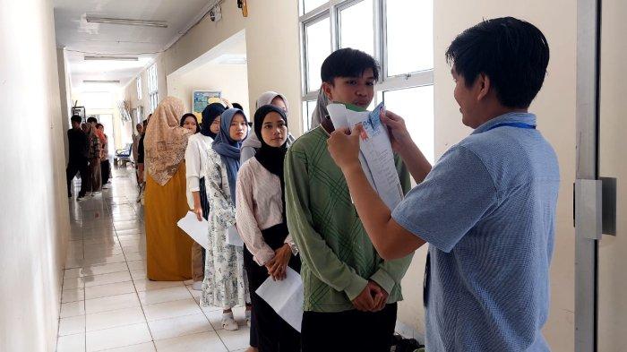 Pemeriksaan berkas peserta oleh petugas di UTBK-SNBT 2024