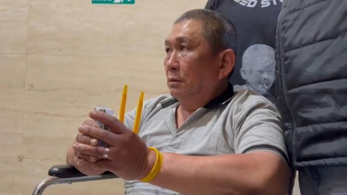 KASUS NARKOTIKA – Buronan kasus narkotika eks Kapolres Bima Kota AKBP Didik Putra Kuncoro, Erwin Iskandar alias Ko Erwin tiba di Gedung Bareskrim Polri, Jakarta, Jumat (27/2/2026) siang.