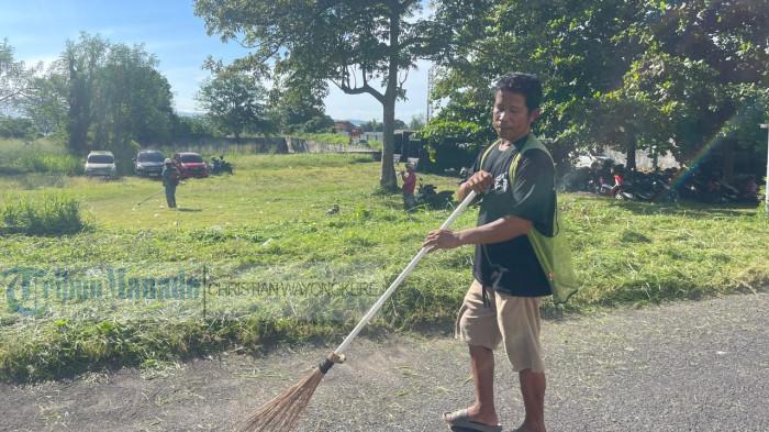 Sejumlah ASN lakukan bersih bersih lingkungan