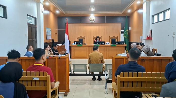 MEMBERIKAN KETERANGAN - Saksi dari termohon saat memberikan keterangan pada sidang pra peradilan kasus korupsi pada Pascasarjana UPR, Senin (6/4/2026).