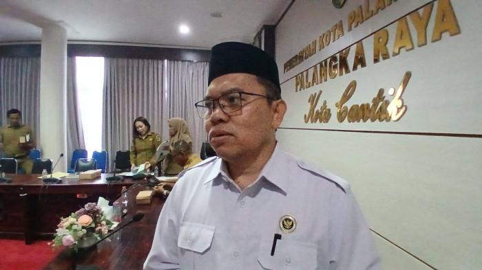 WAWANCARA - Kepala Kantor Kementerian Haji dan Umrah Kota Palangka Raya, Ahmad Fauzi, saat diwawancarai usai rapat persiapan pemberangkatan jemaah haji di Kantor Wali Kota Palangka Raya, Senin (6/4/2026).