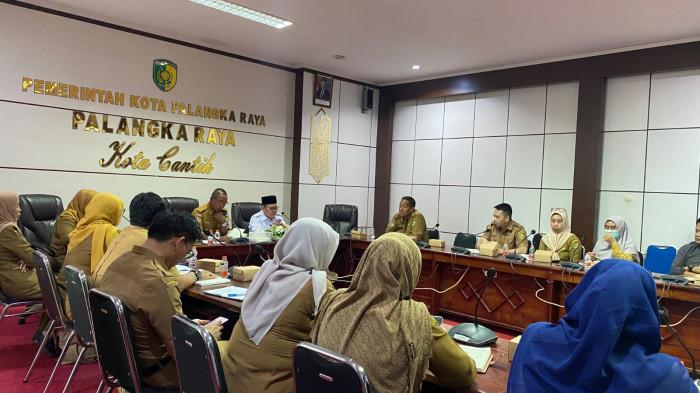 RAPAT - Suasana rapat koordinasi persiapan pemberangkatan jemaah haji Kota Palangka Raya, Senin (6/4/2026). Sejumlah instansi membahas kesiapan bus, kesehatan jemaah, hingga pengaturan pengantar menjelang keberangkatan akhir April.