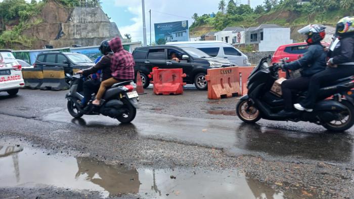 JALAN RUSAK - Jalan rusak di Ring Road, Manado, Sulawesi Utara, Senin (6/4/2026). Warga sekitar hingga pengendara mengeluh.