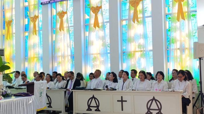 Pdt Roy mengajak jemaat belajar dari kisah kesetiaan dan ketaatan Maria Magdalena