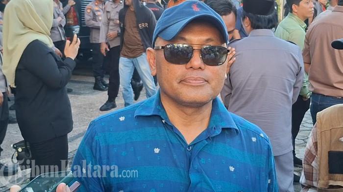 BERI TANGGAPAN - Ketua Fraksi Gerindra DPRD Kaltara, H Yancong saat memberikan tanggapan terkait tuntutan mahasiswa dalam aksi GAMPAR di depan DPRD Tarakan, Kalimantan Utara, Senin (6/4/2026).