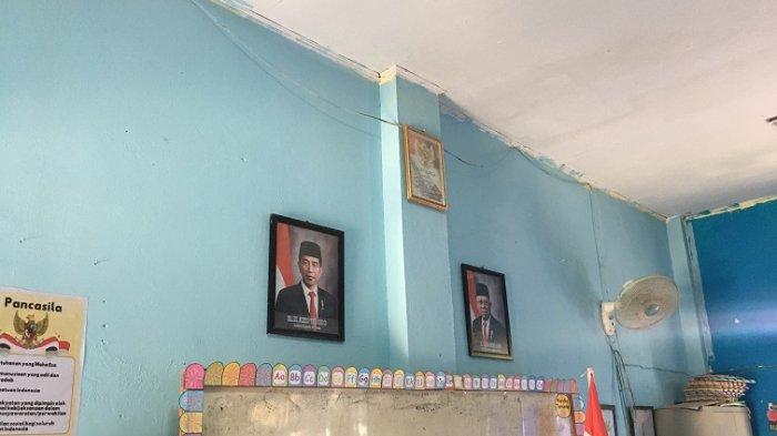 Poster Probowo Subianto dan Gibran Rakabuming Raka belum tepasang di sekolah dasar (SD) di Mamuju, Jl KS. Tubun Kelurahan Rimuku, Mamuju, Sulbar.