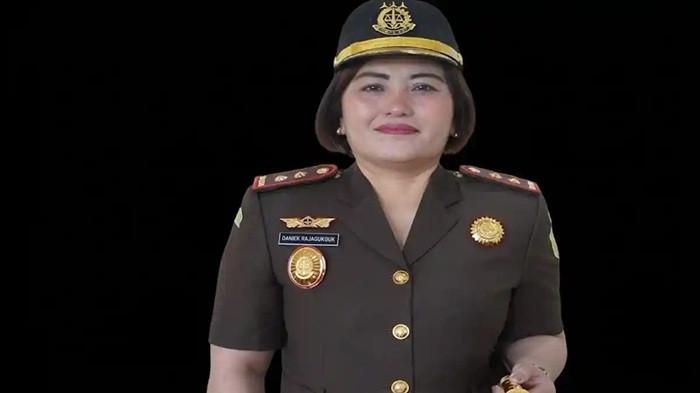 Danke Rajagukguk, Kajari Karo, menjadi sorotan usai kasus Amsal Sitepu. Simak profil, karier, hingga harta kekayaannya yang tercatat minus Rp140 juta.