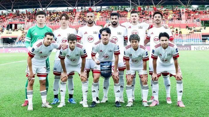 PEMAIN BANGKOK UNITED - Foto bersama kesebelasan Bangkok United saat melawan Selangor pada matchday pertama Liga Champions Asia 2 di Stadion Petaling Jaya, Kamis (18/9/2025). Bek Timnas Indonesia, Pratama Arhan hanya duduk di bangku cadangan saat timnya menang 2-4. Foto diambil dari Instagram Bangkok United.