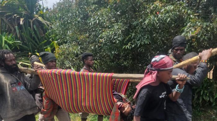 PENEMBAKAN DI DOGIYAI - Sejumlah warga berada di dekat salah satu korban penembakan yang terjadi saat operasi aparat keamanan di Moanemani, Kabupaten Dogiyai, Selasa (31/3/2026). Dalam insiden tersebut, sedikitnya empat warga sipil dilaporkan meninggal dunia.