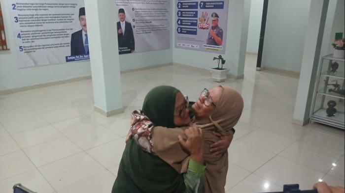 PELUKAN IBU - Saripah Hanum Lubis berpelukan dengan sang ibunda saat dibebaskan dari Lembaga Pemasyarakatan Padangsidimpuan, Senin (6/4/2026).